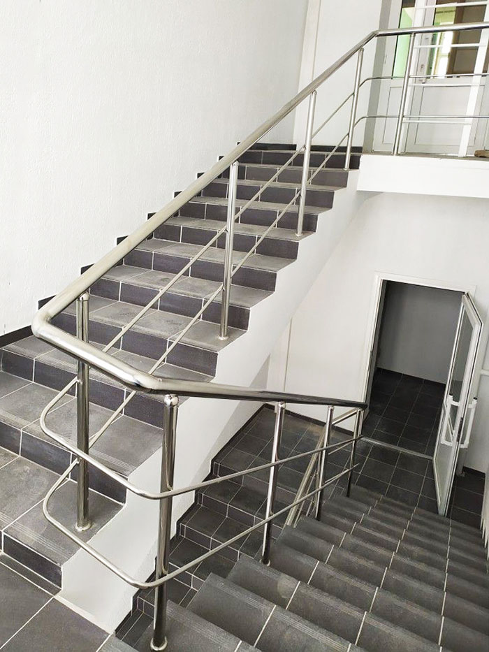 thi công cầu thang inox